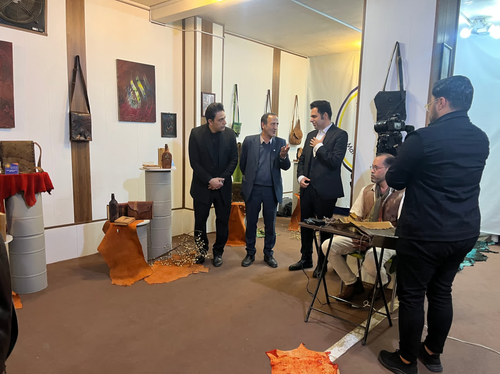 برپایی گالری هنری منحصر بفرد استاد چمنیان به میزبانی مشترک موسسه آموزش عالی عطار و کالج زبان ماهان